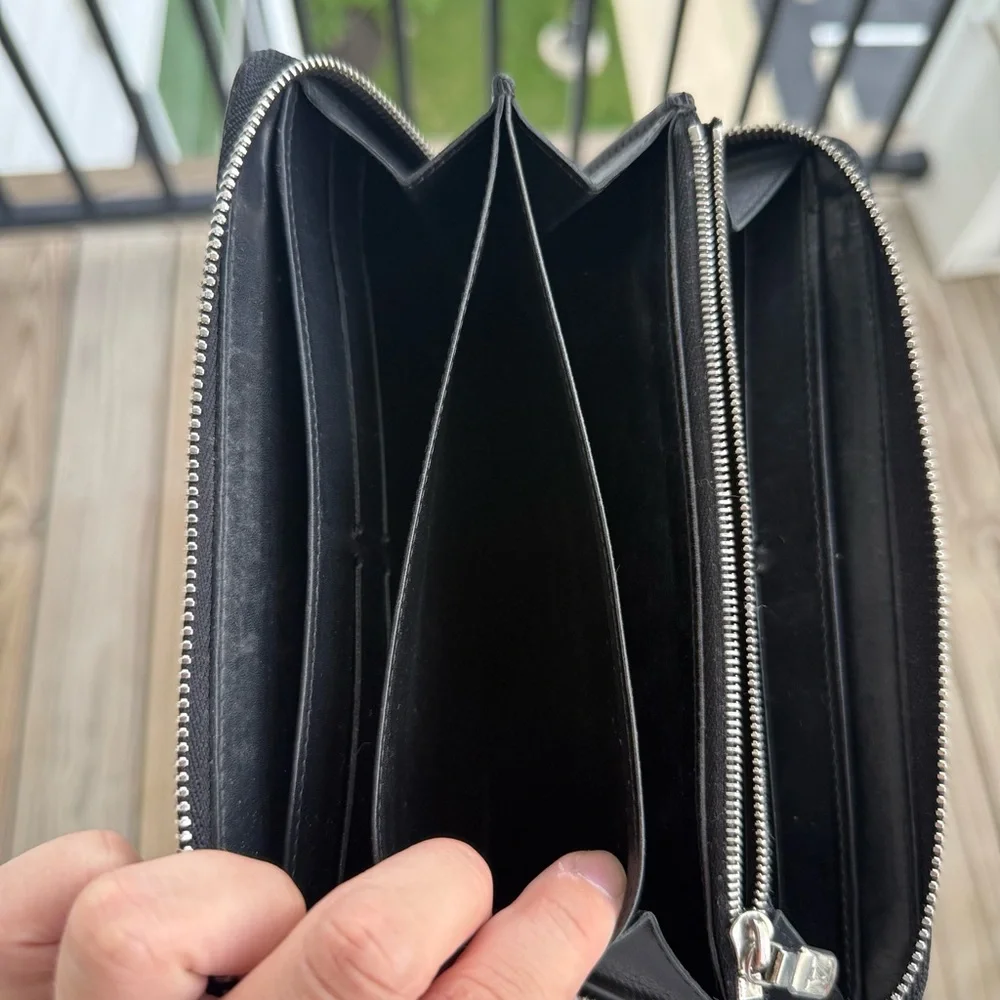 Louis Vuitton Leather Zippy Wallet with Subtle Embossed LV Monogram Logo - Picture 10 of 11